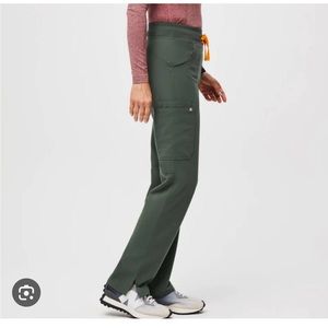 FIGS women's Moss Kade T™ - Petite Cargo Scrub
Pants - L - Petite / Moss